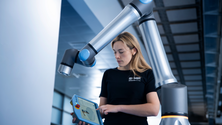 Cobot Universal Robots UR15 présenté dans un environnement industriel