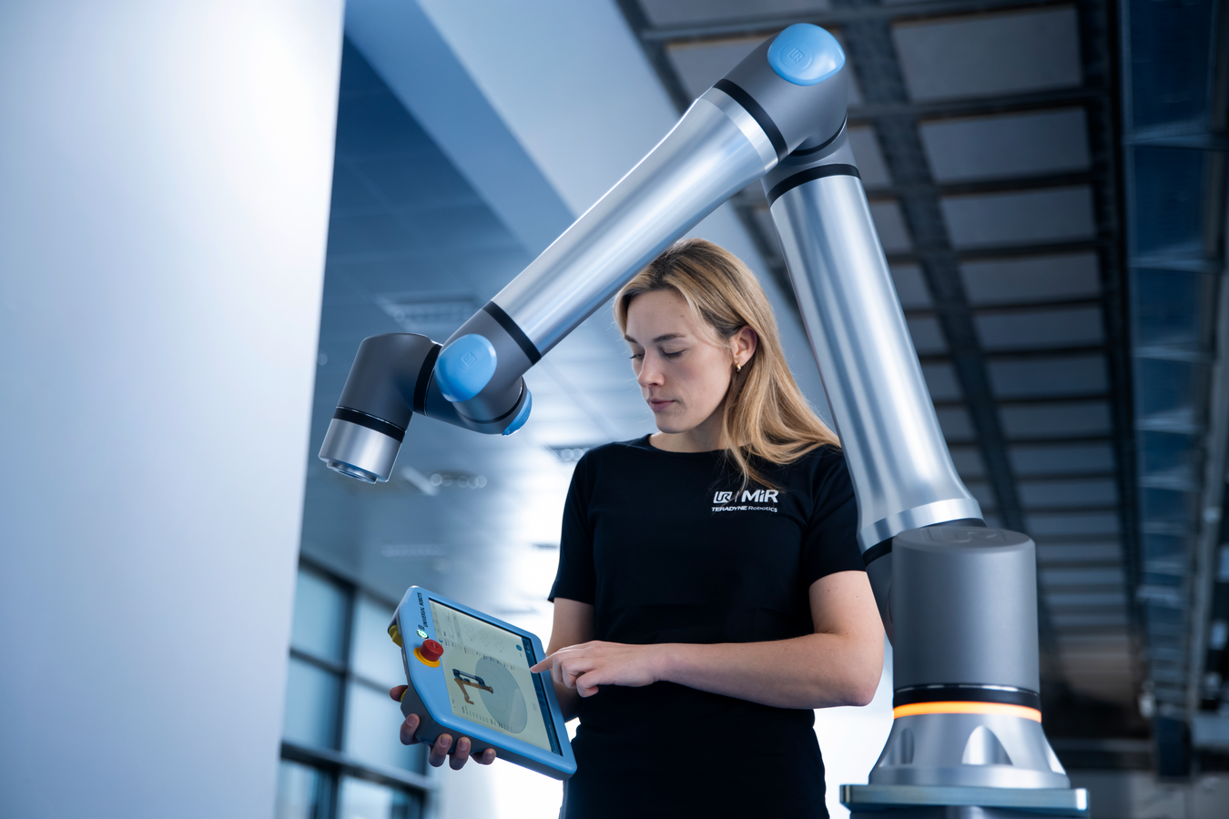 Cobot Universal Robots UR15 présenté dans un environnement industriel
