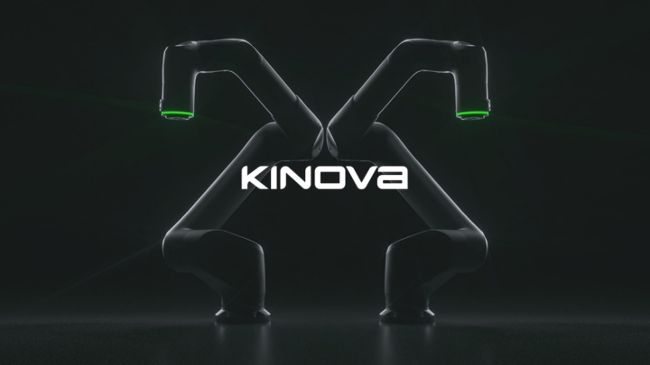 Deux bras robotisés collaboratifs Kinova éclairés sur fond sombre