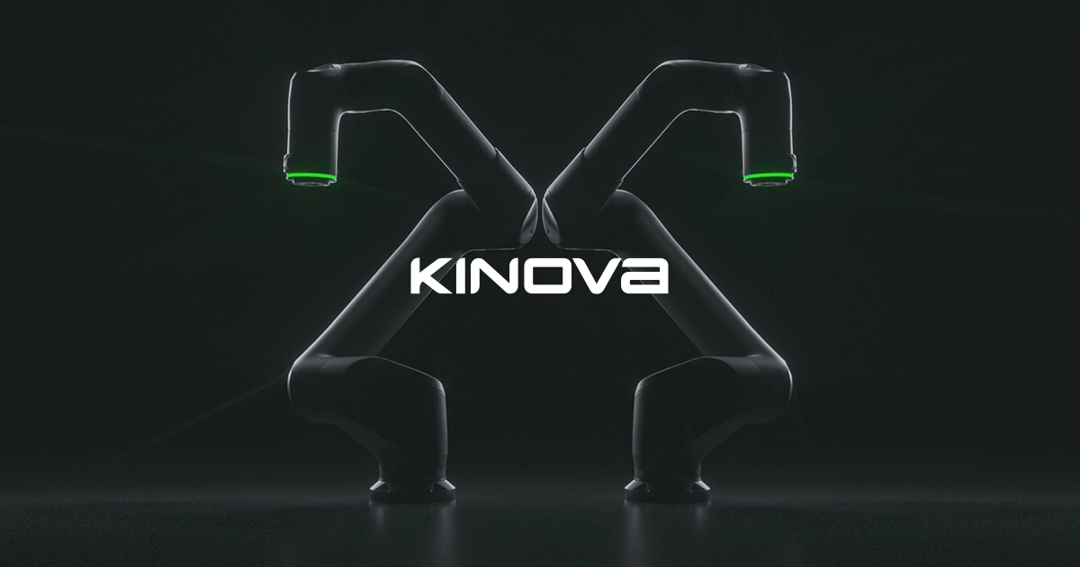Deux bras robotisés collaboratifs Kinova éclairés sur fond sombre