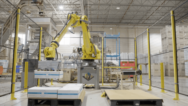 Robots FANUC de palettisage dans l’usine Pearl Crop en Californie