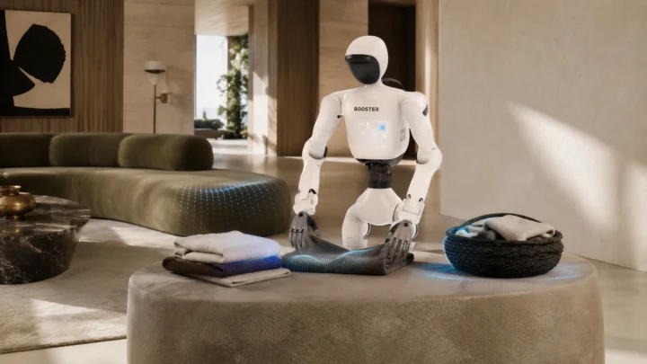 Humanoïde Booster T2 présenté dans le laboratoire du constructeur