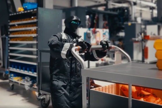 Robot humanoïde Nucleus One manipulant un bac dans un environnement industriel