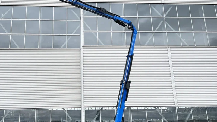 Robot AW3 d’Aerowash avec son bras télescopique de lavage d’avions