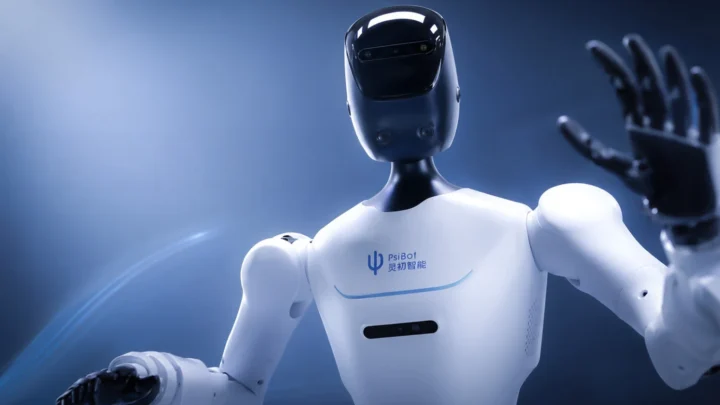 Robot humanoïde PsiBot présenté avec ses mains de manipulation