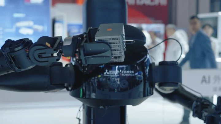 Robot mobile manipulateur Lumos MOS 2 équipé de deux bras dans un environnement industriel