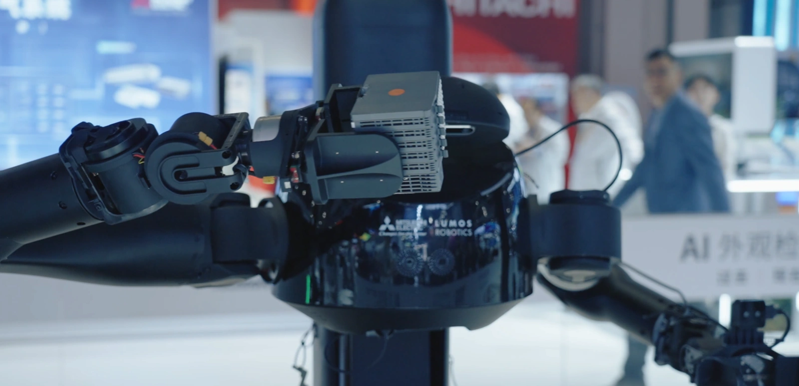 Robot mobile manipulateur Lumos MOS 2 équipé de deux bras dans un environnement industriel