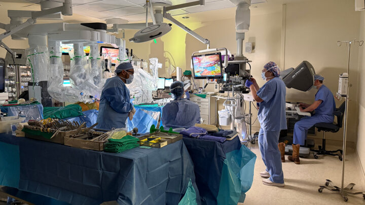 Équipe chirurgicale préparant une intervention cardiaque robotisée chez El Camino Health