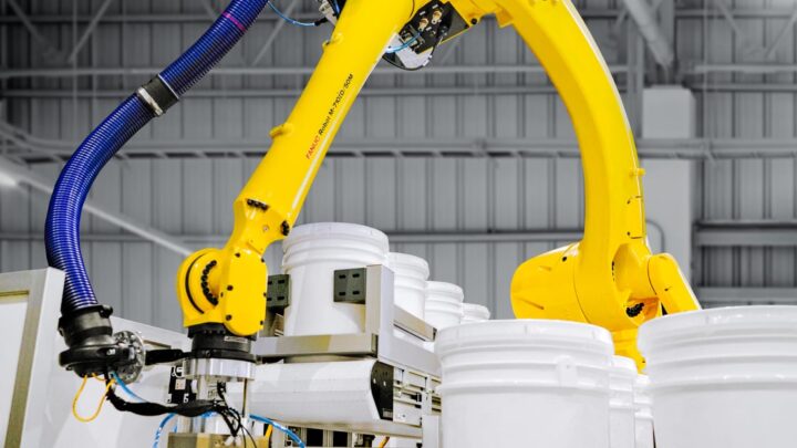Robot industriel FANUC M-710 au-dessus d’une ligne de production