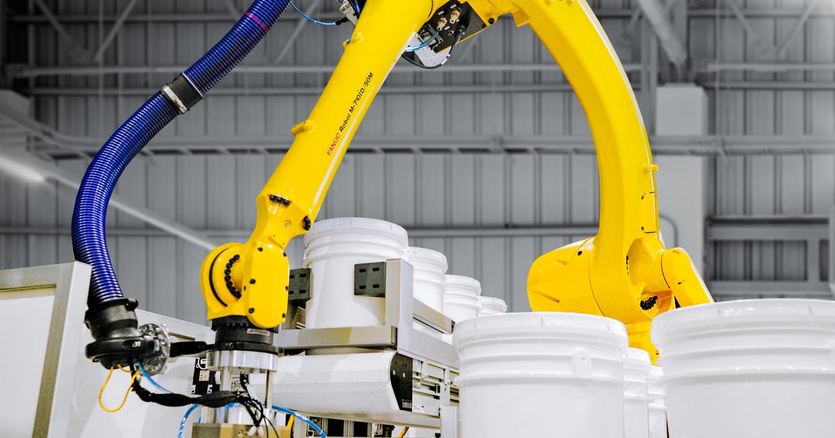Robot industriel FANUC M-710 au-dessus d’une ligne de production