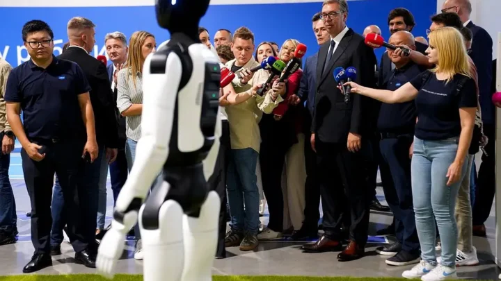 Robot humanoïde présenté devant Aleksandar Vučić à l’usine Minth de Šabac