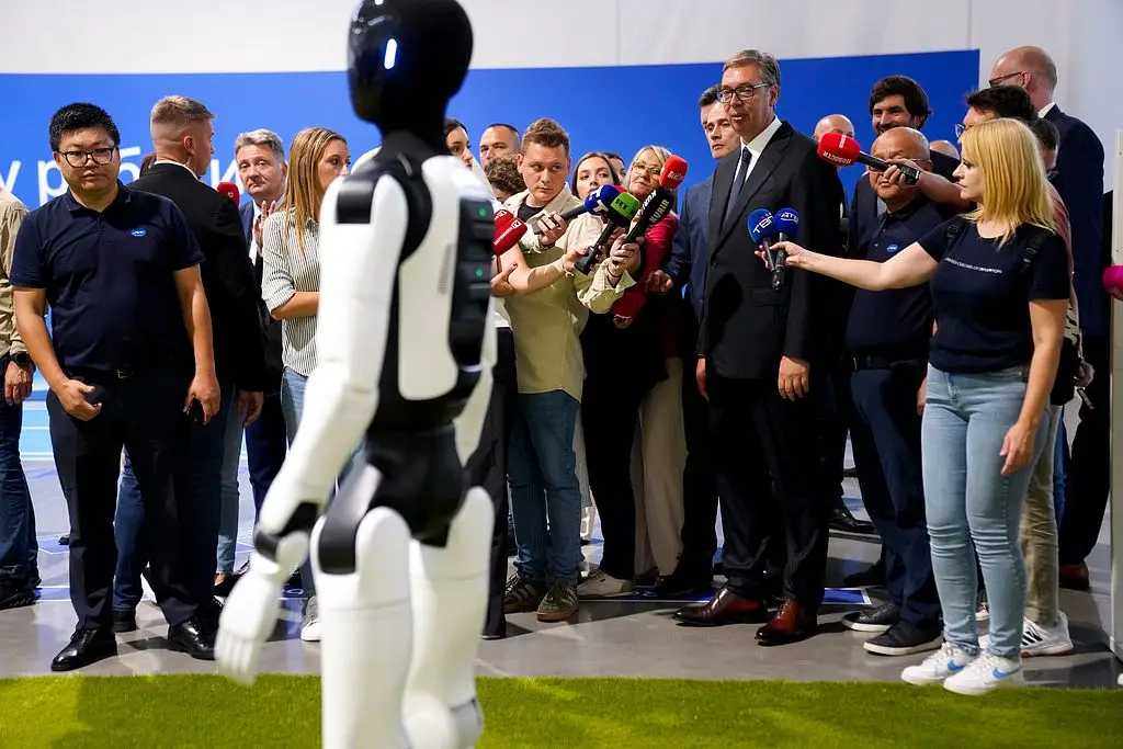 Robot humanoïde présenté devant Aleksandar Vučić à l’usine Minth de Šabac