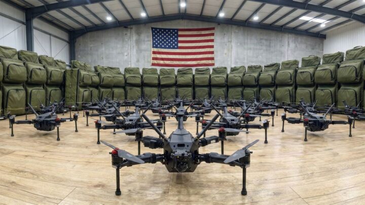 Drones XTEND alignés dans un hangar avant livraison
