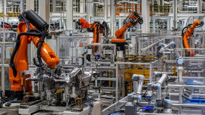 Bras industriels et cobots dans une usine automatisée