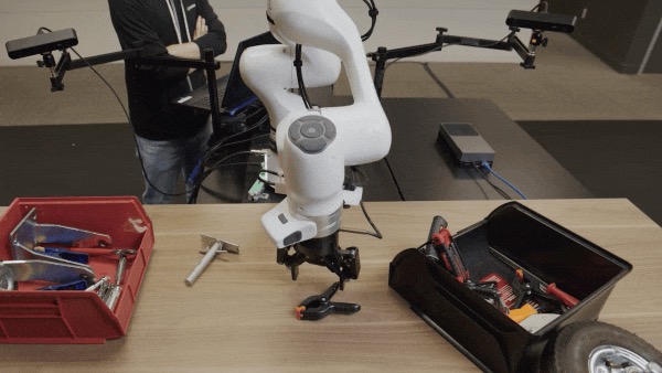 Bras robotisé manipulant des outils dans une démonstration NVIDIA Cosmos 3 Edge
