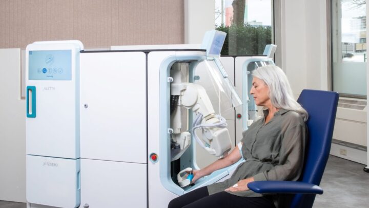 Patient utilisant le dispositif robotique Aletta de Vitestro pour une prise de sang supervisée