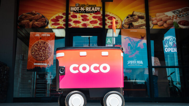 Robot de livraison Coco devant un restaurant Little Caesars