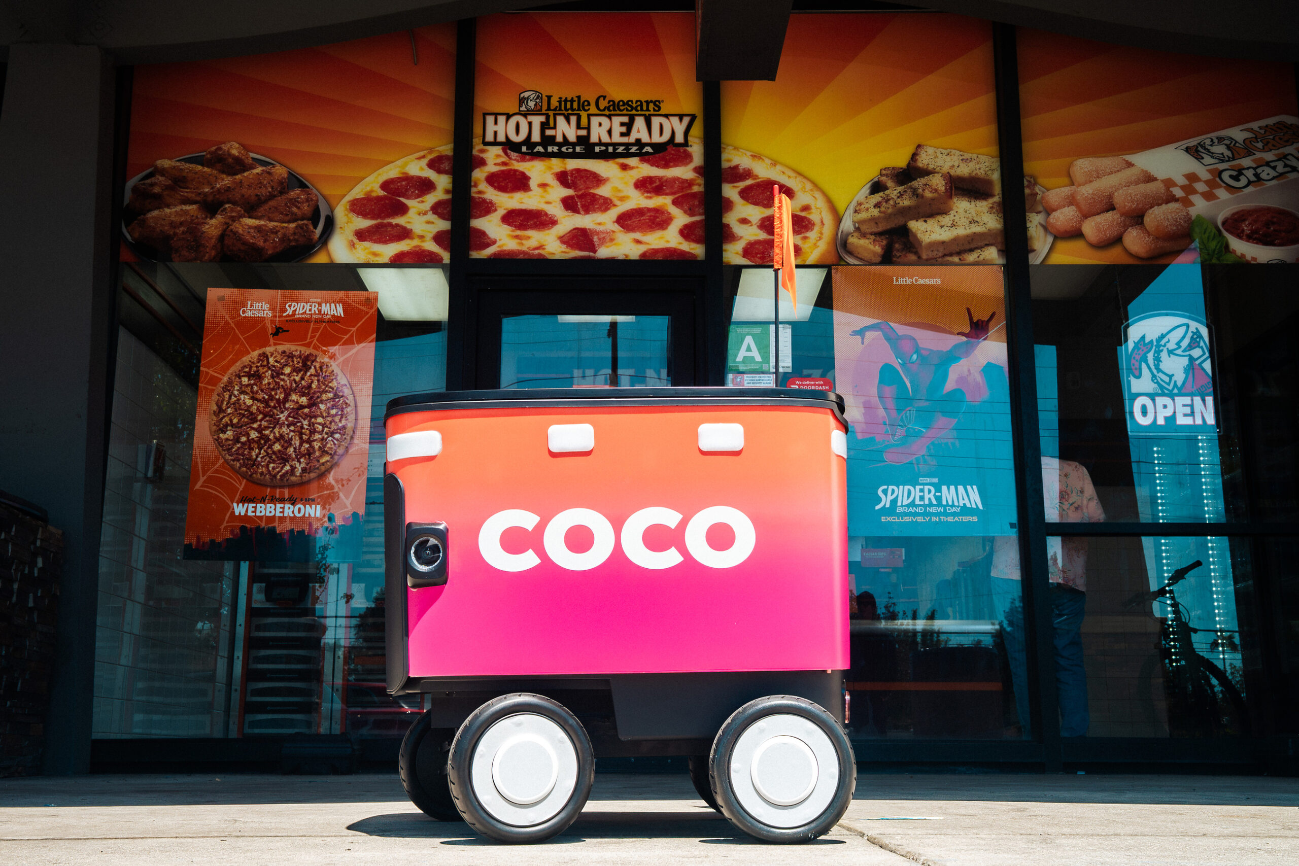 Robot de livraison Coco devant un restaurant Little Caesars