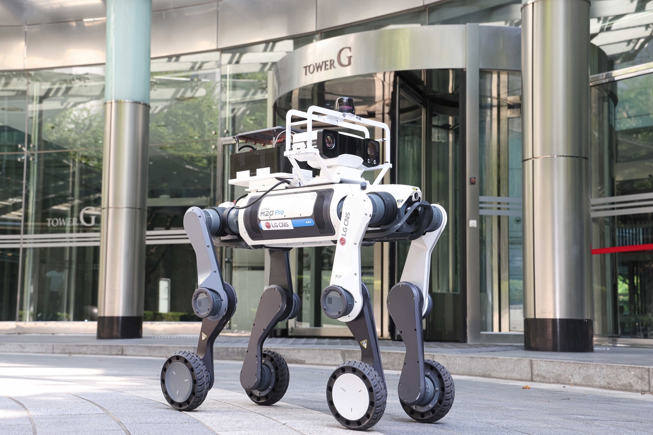 Robot quadrupède de sécurité LG CNS à Tower Palace à Séoul