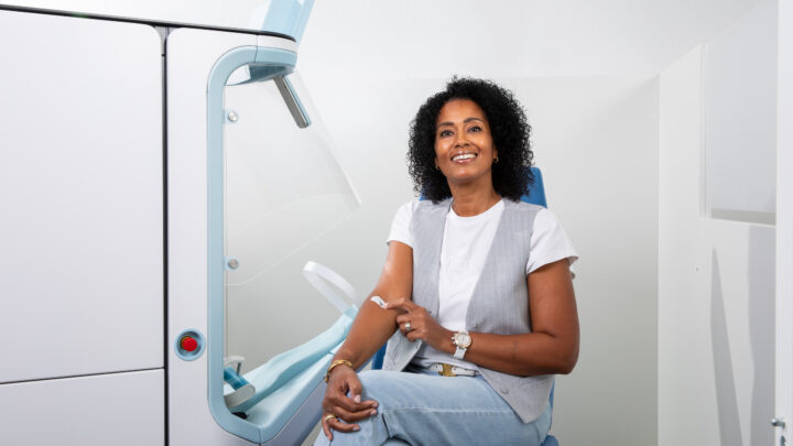 Robot Aletta de Vitestro préparant une prise de sang sur un patient