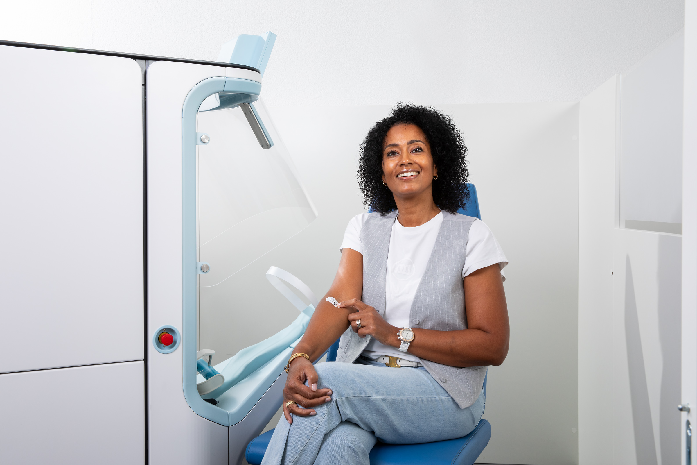 Robot Aletta de Vitestro préparant une prise de sang sur un patient