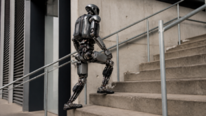 DEEP Robotics montre son humanoïde DR02 dans un escalier extérieur