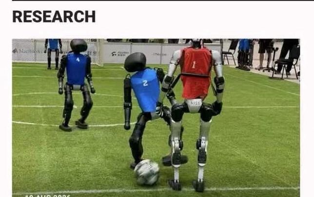 Humanoïdes Booster T1 disputant un match de football robotique