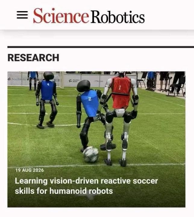 Humanoïdes Booster T1 disputant un match de football robotique