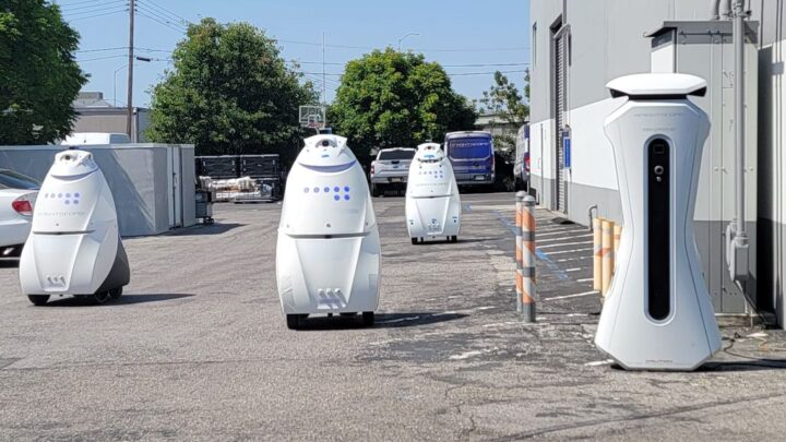 Robots de sécurité Knightscope K5 stationnés dans un parking aux États-Unis