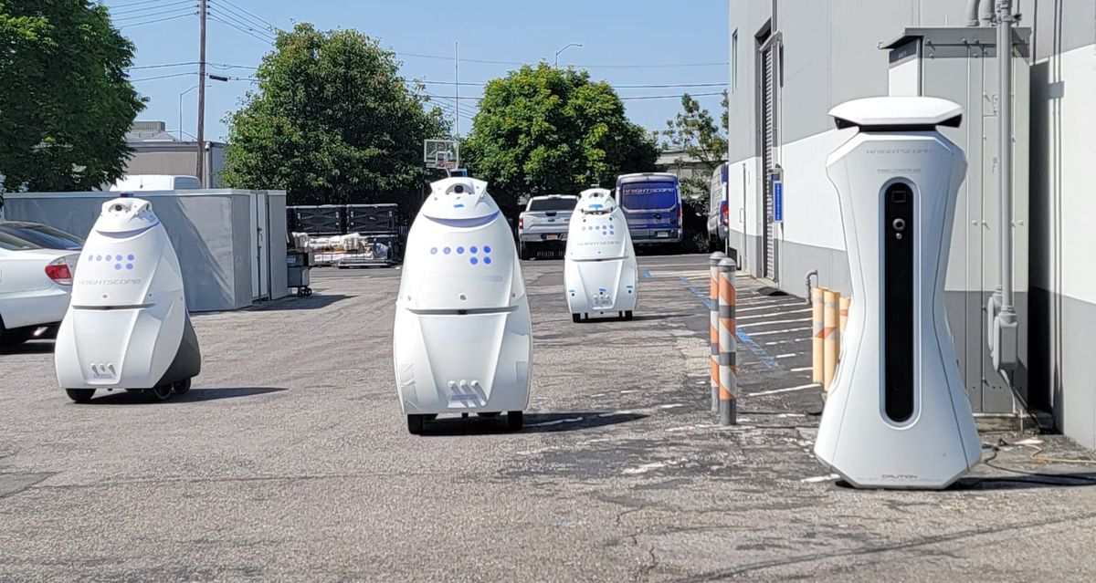Robots de sécurité Knightscope K5 stationnés dans un parking aux États-Unis