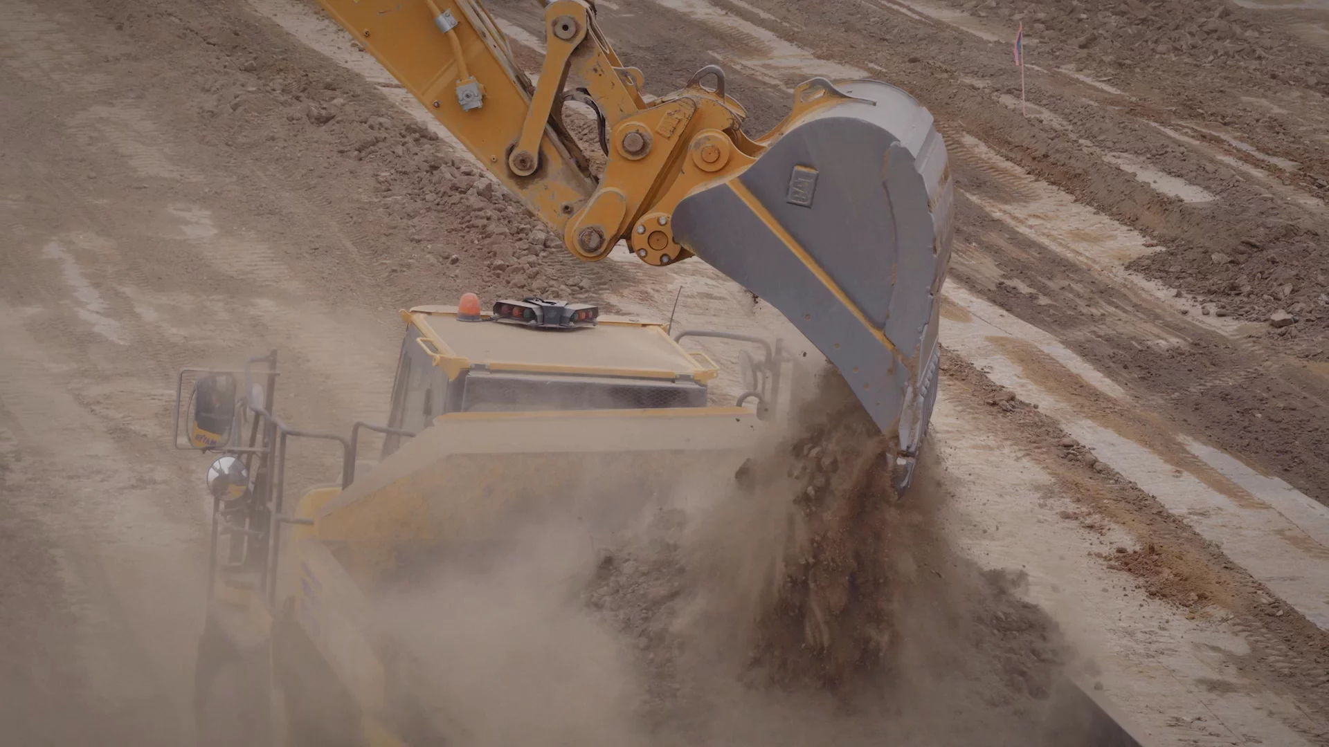 Excavateur équipé par Bedrock Robotics travaillant sur un chantier de terrassement