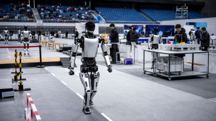 Robots humanoïdes testés dans une arène de compétition robotique