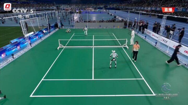 Humanoïdes Galbot sur un court de tennis face à des joueurs humains à Pékin