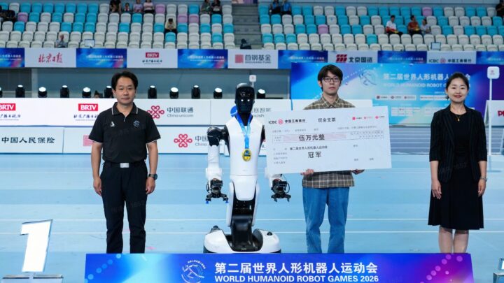 L’humanoïde AGIBOT G2 avec sa médaille aux World Humanoid Robot Games 2026