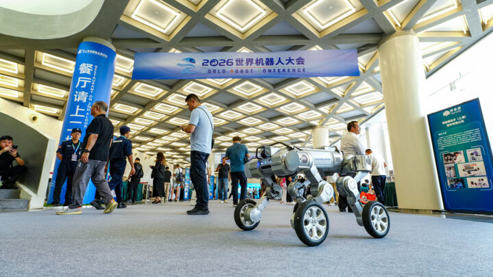 Le robot mobile Galileo X à quatre roues articulées présenté à la World Robot Conference 2026