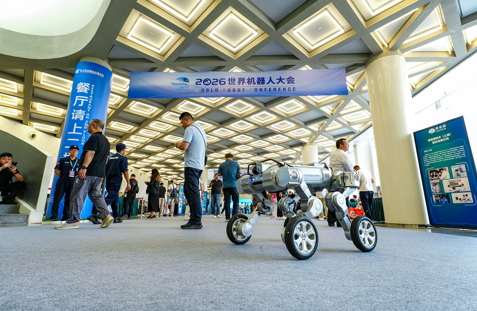 Le robot mobile Galileo X à quatre roues articulées présenté à la World Robot Conference 2026