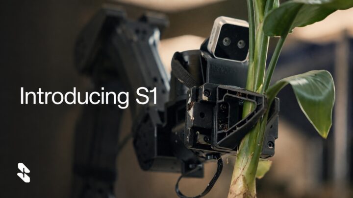 Robot à deux bras exécutant une tâche de manipulation avec le modèle S1 de Skild AI