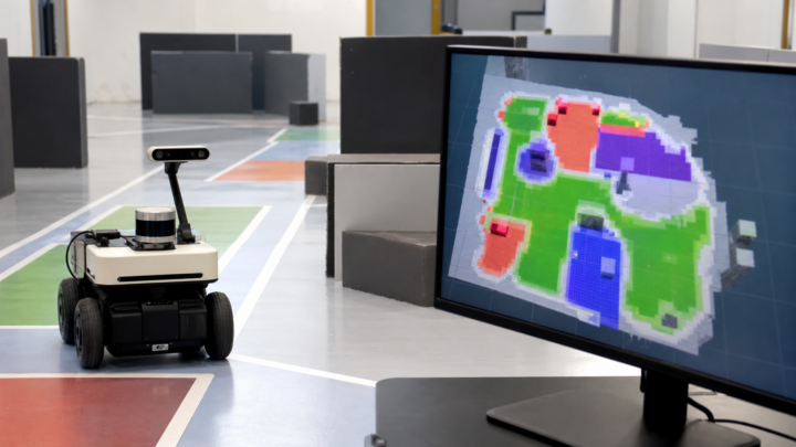 Robot mobile observant un parcours avec une carte sémantique de navigation