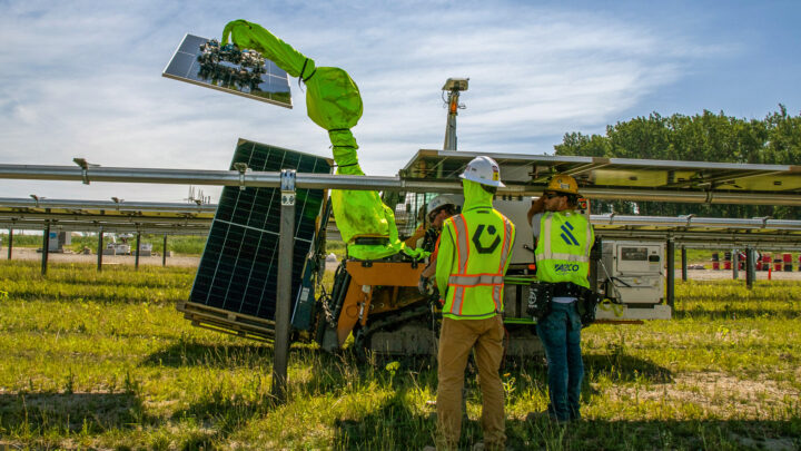 Robot Gritt installant un panneau sur un chantier solaire