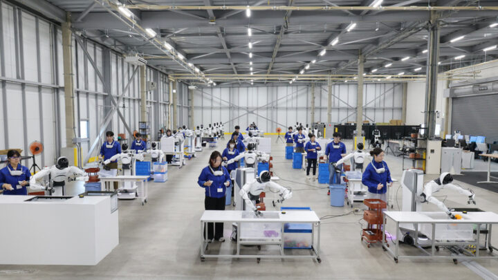 Robots humanoïdes alignés dans l’usine de données J-HRTI au Japon