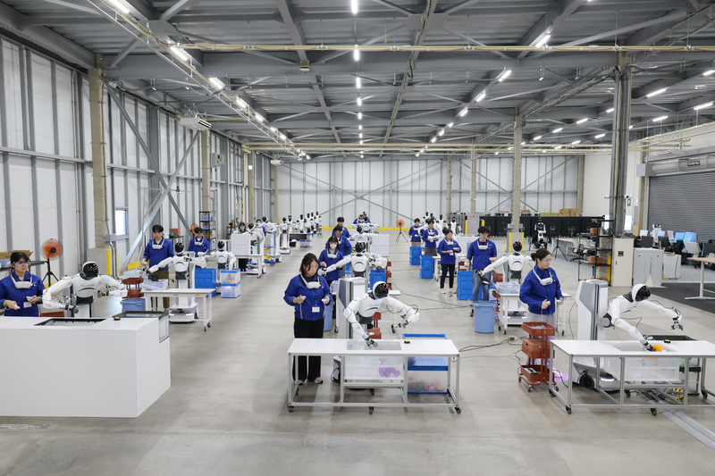 Robots humanoïdes alignés dans l’usine de données J-HRTI au Japon
