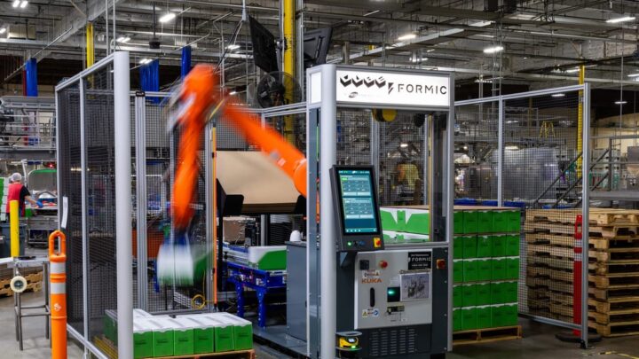 Cellule robotisée Formic en fonctionnement dans une usine