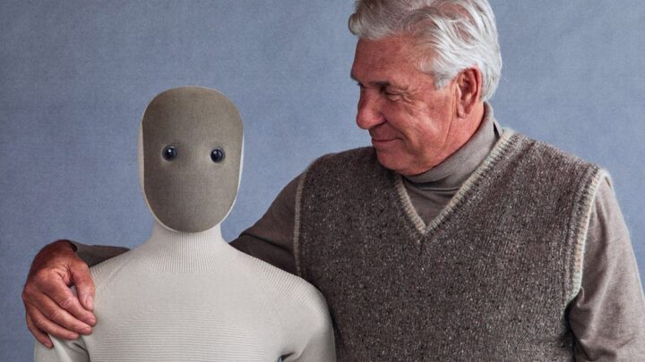 Le robot humanoïde domestique NEO de 1X aux côtés d’un homme