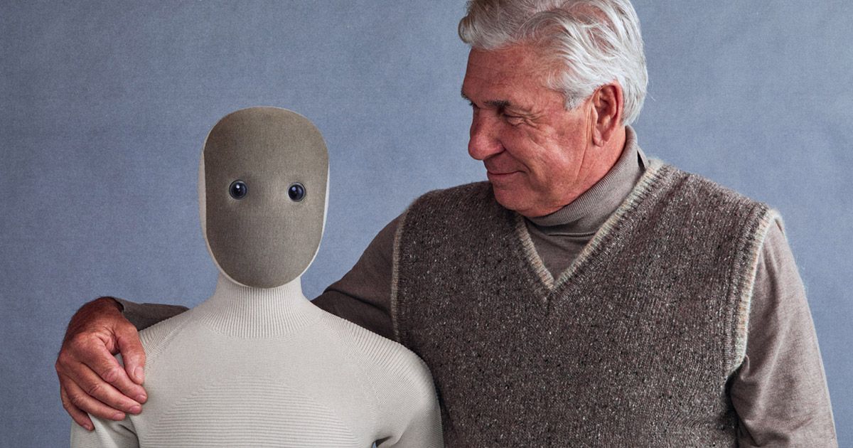 Le robot humanoïde domestique NEO de 1X aux côtés d’un homme