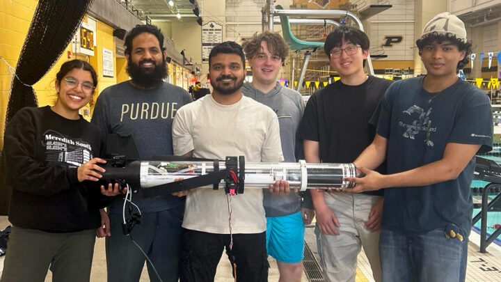 Six chercheurs de Purdue présentent leur prototype de robot sous-marin cylindrique