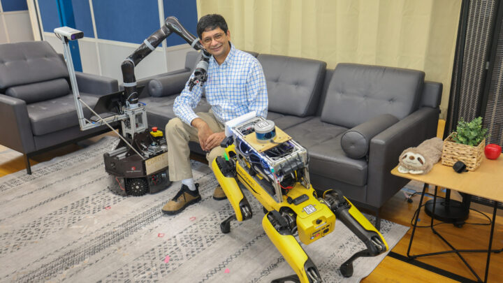 Joydeep Biswas entouré de robots d’assistance au Texas Robotics