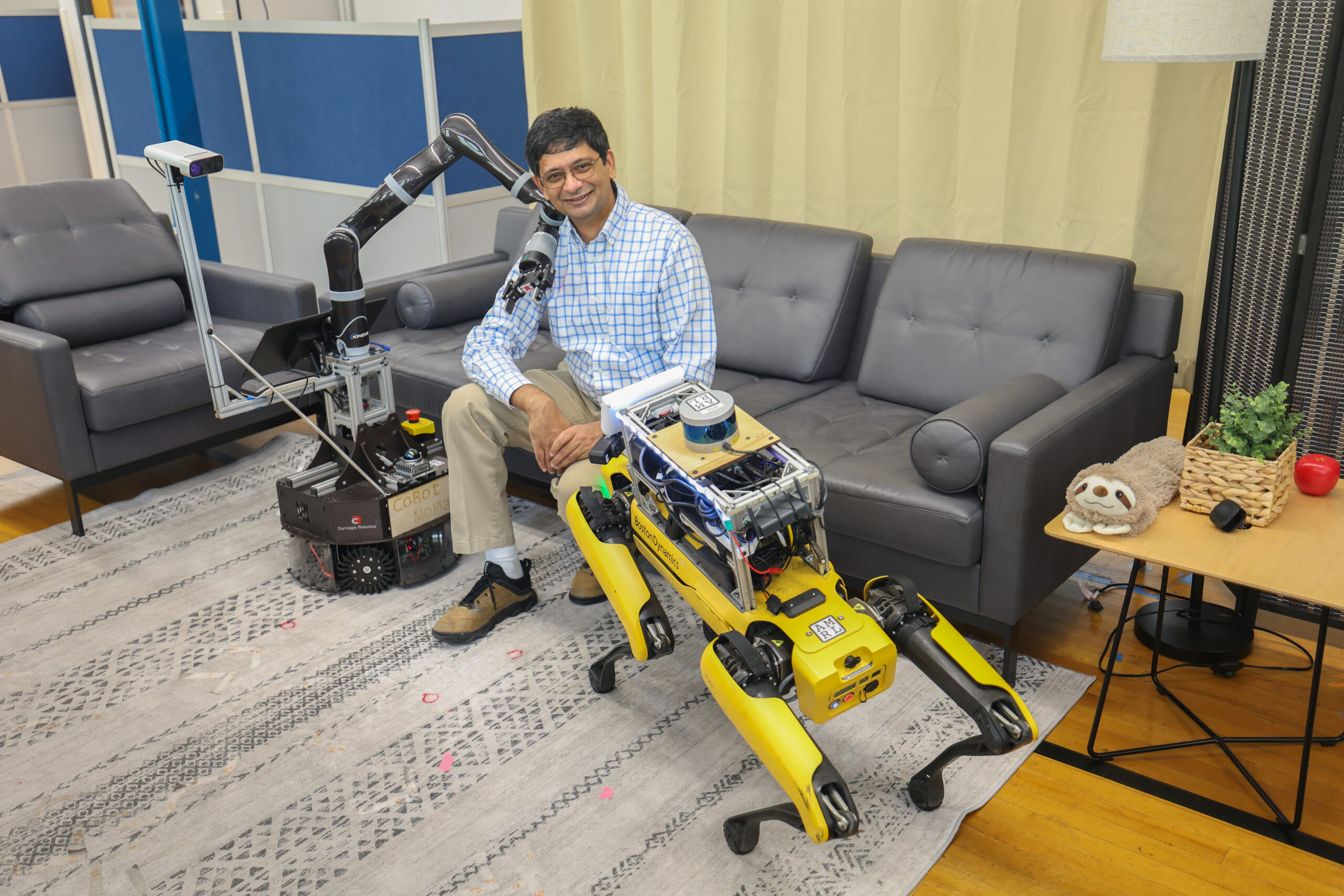 Joydeep Biswas entouré de robots d’assistance au Texas Robotics