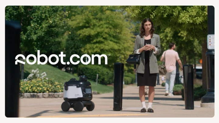 Robot de livraison R-kiwi circulant sur un campus
