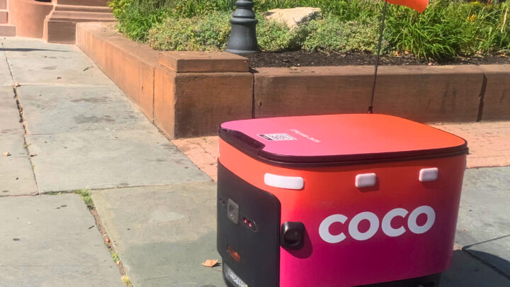 Robot de livraison Coco circulant sur un trottoir à Hoboken