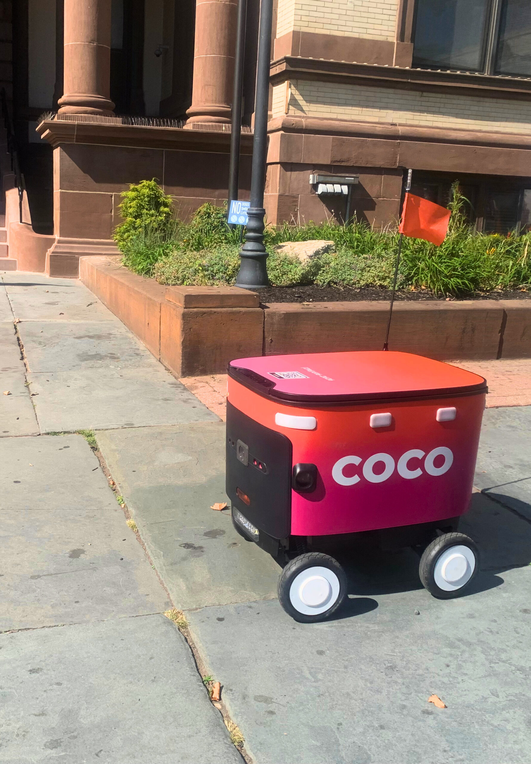 Robot de livraison Coco circulant sur un trottoir à Hoboken